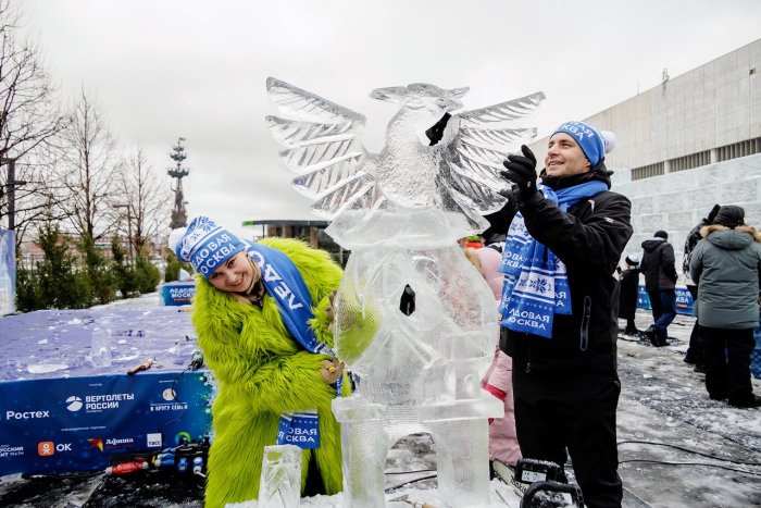 Скульпторы Творческой группы "Арт Блисс" провели мастер-классы по ледяной скульптуре со звездами на Ледовой Москве «В кругу семьи» на набережной Парка искусств Музеон 2024.