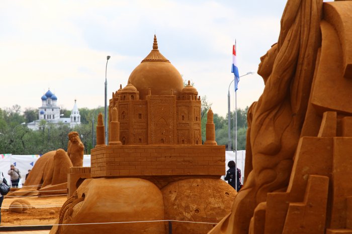 Творческая группа "Арт Блисс" организовала Чемпионат мира по скульптуре из песка в музее-заповеднике Коломенское Великие достижения человечества 2009 г.