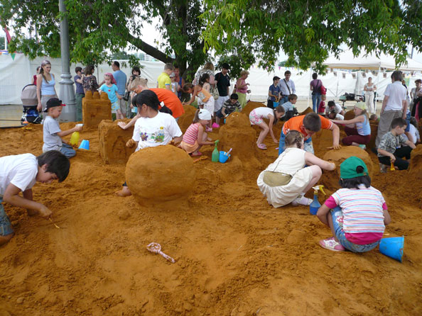 Творческая группа "Арт Блисс" организовала Детский конкурс по скульптуре из песка "Чудеса из песка" в музее-заповеднике "Коломенское"