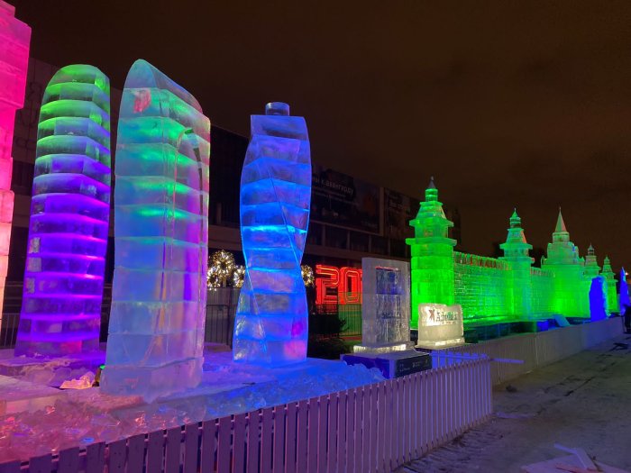 Скульпторы Творческой группы "Арт Блисс" создали ледяные скульптуры для Новогоднего фестиваля «Ледовая Москва» В кругу семьи на набережной парка искусств "Музеон" 2024