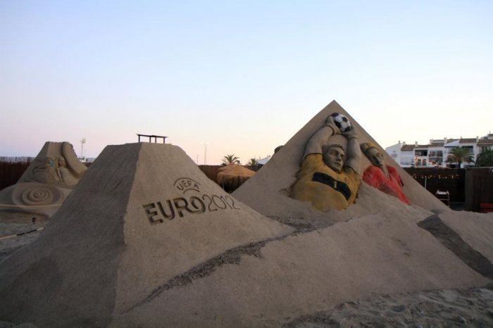 Творческая группа "Арт Блисс" организовала выставку по скульптуре из песка в Марбелья. Испания. 