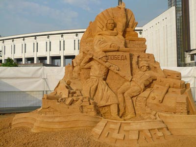 Творческая группа "Арт Блисс" организовала Международную демонстрационную выставку по скульптуре из песка Великие люди мира 2010 г.  на Поклонной горе.