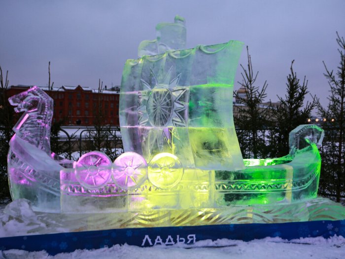 Творческой группой "Арт Блисс" созданы ледяные скульптуры для Новогоднего фестиваля «Ледовая Москва» на набережной парка искусств "Музеон"